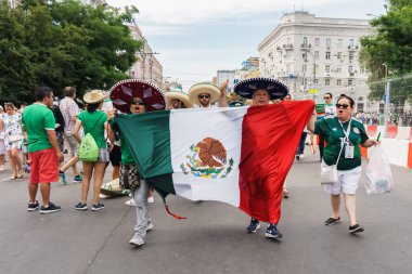 Rostov-on-Don / Rusya - 23 Haziran 2018: fanlar ve gönüllü bir sürü Rostov-on-Don sokaklar Kore-Meksika Dünya Kupası 2018 maçtan önce boyunca yürüme