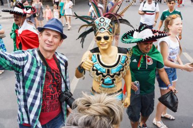 Rostov-on-Don / Rusya - 23 Haziran 2018: fanlar ve gönüllü bir sürü Rostov-on-Don sokaklar Kore-Meksika Dünya Kupası 2018 maçtan önce boyunca yürüme