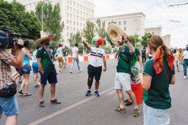 Rostov-on-Don / Rusya - 23 Haziran 2018: fanlar ve gönüllü bir sürü Rostov-on-Don sokaklar Kore-Meksika Dünya Kupası 2018 maçtan önce boyunca yürüme