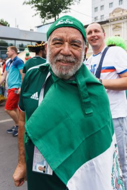 Rostov-on-Don / Rusya - 23 Haziran 2018: fanlar ve gönüllü bir sürü Rostov-on-Don sokaklar Kore-Meksika Dünya Kupası 2018 maçtan önce boyunca yürüme