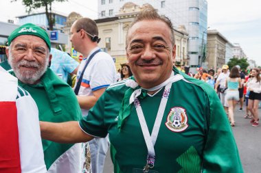 Rostov-on-Don / Rusya - 23 Haziran 2018: fanlar ve gönüllü bir sürü Rostov-on-Don sokaklar Kore-Meksika Dünya Kupası 2018 maçtan önce boyunca yürüme