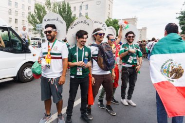 Rostov-on-Don / Rusya - 23 Haziran 2018: fanlar ve gönüllü bir sürü Rostov-on-Don sokaklar Kore-Meksika Dünya Kupası 2018 maçtan önce boyunca yürüme