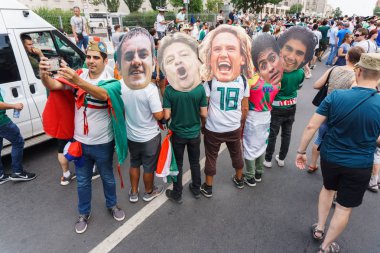 Rostov-on-Don / Rusya - 23 Haziran 2018: fanlar ve gönüllü bir sürü Rostov-on-Don sokaklar Kore-Meksika Dünya Kupası 2018 maçtan önce boyunca yürüme