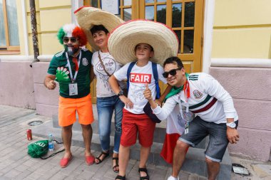 Rostov-on-Don / Rusya - 23 Haziran 2018: fanlar ve gönüllü bir sürü Rostov-on-Don sokaklar Kore-Meksika Dünya Kupası 2018 maçtan önce boyunca yürüme