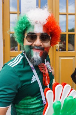 Rostov-on-Don / Rusya - 23 Haziran 2018: fanlar ve gönüllü bir sürü Rostov-on-Don sokaklar Kore-Meksika Dünya Kupası 2018 maçtan önce boyunca yürüme