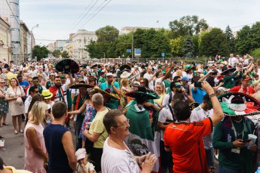 Rostov-on-Don / Rusya - 23 Haziran 2018: fanlar ve gönüllü bir sürü Rostov-on-Don sokaklar Kore-Meksika Dünya Kupası 2018 maçtan önce boyunca yürüme