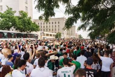 Rostov-on-Don / Rusya - 23 Haziran 2018: fanlar ve gönüllü bir sürü Rostov-on-Don sokaklar Kore-Meksika Dünya Kupası 2018 maçtan önce boyunca yürüme