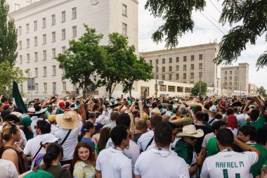 Rostov-on-Don / Rusya - 23 Haziran 2018: fanlar ve gönüllü bir sürü Rostov-on-Don sokaklar Kore-Meksika Dünya Kupası 2018 maçtan önce boyunca yürüme