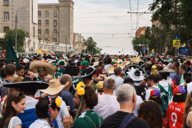 Rostov-on-Don / Rusya - 23 Haziran 2018: fanlar ve gönüllü bir sürü Rostov-on-Don sokaklar Kore-Meksika Dünya Kupası 2018 maçtan önce boyunca yürüme