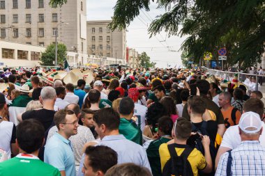Rostov-on-Don / Rusya - 23 Haziran 2018: fanlar ve gönüllü bir sürü Rostov-on-Don sokaklar Kore-Meksika Dünya Kupası 2018 maçtan önce boyunca yürüme