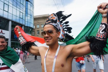 Rostov-on-Don / Rusya - 23 Haziran 2018: fanlar ve gönüllü bir sürü Rostov-on-Don sokaklar Kore-Meksika Dünya Kupası 2018 maçtan önce boyunca yürüme