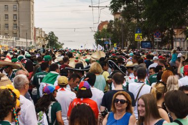 Rostov-on-Don / Rusya - 23 Haziran 2018: fanlar ve gönüllü bir sürü Rostov-on-Don sokaklar Kore-Meksika Dünya Kupası 2018 maçtan önce boyunca yürüme