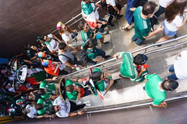 Rostov-on-Don / Rusya - 23 Haziran 2018: fanlar ve gönüllü bir sürü Rostov-on-Don sokaklar Kore-Meksika Dünya Kupası 2018 maçtan önce boyunca yürüme