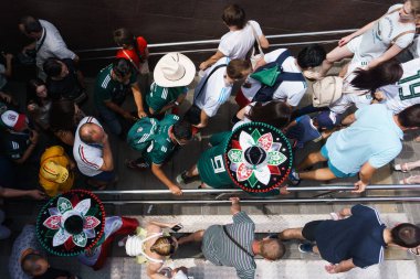 Rostov-on-Don / Rusya - 23 Haziran 2018: fanlar ve gönüllü bir sürü Rostov-on-Don sokaklar Kore-Meksika Dünya Kupası 2018 maçtan önce boyunca yürüme