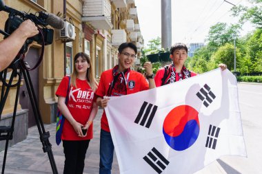 Rostov-on-Don / Rusya - 23 Haziran 2018: fanlar ve gönüllü bir sürü Rostov-on-Don sokaklar Kore-Meksika Dünya Kupası 2018 maçtan önce boyunca yürüme