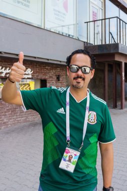 Rostov-on-Don / Rusya - 23 Haziran 2018: fanlar ve gönüllü bir sürü Rostov-on-Don sokaklar Kore-Meksika Dünya Kupası 2018 maçtan önce boyunca yürüme