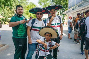 Rostov-on-Don / Rusya - 23 Haziran 2018: fanlar ve gönüllü bir sürü Rostov-on-Don sokaklar Kore-Meksika Dünya Kupası 2018 maçtan önce boyunca yürüme