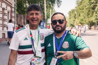 Rostov-on-Don / Rusya - 23 Haziran 2018: fanlar ve gönüllü bir sürü Rostov-on-Don sokaklar Kore-Meksika Dünya Kupası 2018 maçtan önce boyunca yürüme