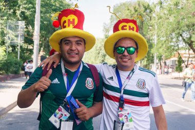 Rostov-on-Don / Rusya - 23 Haziran 2018: fanlar ve gönüllü bir sürü Rostov-on-Don sokaklar Kore-Meksika Dünya Kupası 2018 maçtan önce boyunca yürüme