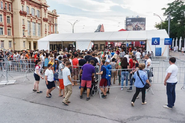 Rostov-on-Don / Rusya - 23 Haziran 2018: fanlar ve gönüllü bir sürü Rostov-on-Don sokaklar Kore-Meksika Dünya Kupası 2018 maçtan önce boyunca yürüme