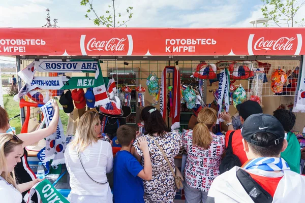 Rostov-on-Don / Rusya - 23 Haziran 2018: fanlar ve gönüllü bir sürü Rostov-on-Don sokaklar Kore-Meksika Dünya Kupası 2018 maçtan önce boyunca yürüme