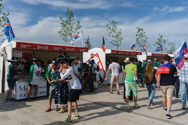 Rostov-on-Don / Rusya - 23 Haziran 2018: fanlar ve gönüllü bir sürü Rostov-on-Don sokaklar Kore-Meksika Dünya Kupası 2018 maçtan önce boyunca yürüme
