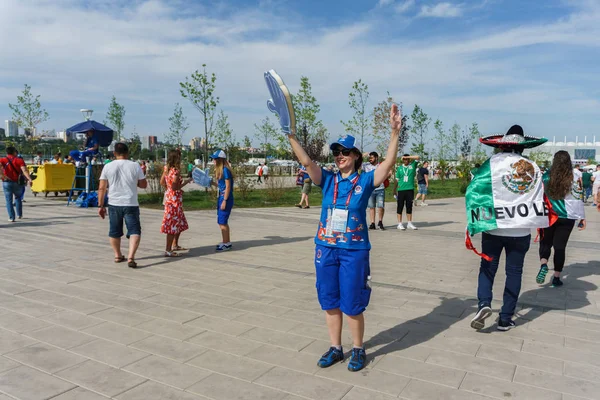 Rostov-on-Don / Rusya - 23 Haziran 2018: fanlar ve gönüllü bir sürü Rostov-on-Don sokaklar Kore-Meksika Dünya Kupası 2018 maçtan önce boyunca yürüme