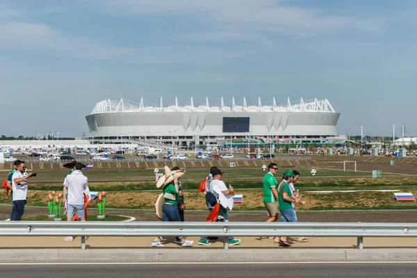 Rostov-on-Don / Rusya - 23 Haziran 2018: fanlar ve gönüllü bir sürü Rostov-on-Don sokaklar Kore-Meksika Dünya Kupası 2018 maçtan önce boyunca yürüme