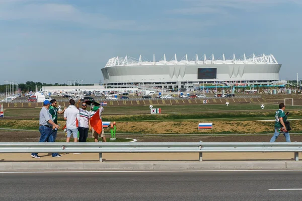 Rostov-on-Don / Rusya - 23 Haziran 2018: fanlar ve gönüllü bir sürü Rostov-on-Don sokaklar Kore-Meksika Dünya Kupası 2018 maçtan önce boyunca yürüme