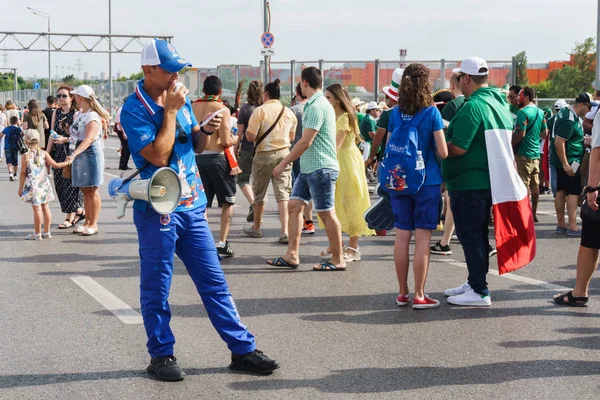 Rostov-on-Don / Rusya - 23 Haziran 2018: fanlar ve gönüllü bir sürü Rostov-on-Don sokaklar Kore-Meksika Dünya Kupası 2018 maçtan önce boyunca yürüme