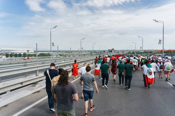Rostov-on-Don / Rusya - 23 Haziran 2018: fanlar ve gönüllü bir sürü Rostov-on-Don sokaklar Kore-Meksika Dünya Kupası 2018 maçtan önce boyunca yürüme