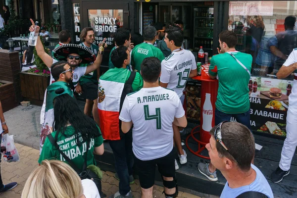 Rostov-on-Don / Rusya - 23 Haziran 2018: fanlar ve gönüllü bir sürü Rostov-on-Don sokaklar Kore-Meksika Dünya Kupası 2018 maçtan önce boyunca yürüme