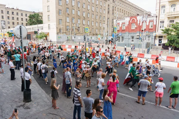 Rostov-on-Don / Rusya - 23 Haziran 2018: fanlar ve gönüllü bir sürü Rostov-on-Don sokaklar Kore-Meksika Dünya Kupası 2018 maçtan önce boyunca yürüme