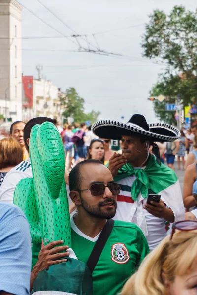 Rostov-on-Don / Rusya - 23 Haziran 2018: fanlar ve gönüllü bir sürü Rostov-on-Don sokaklar Kore-Meksika Dünya Kupası 2018 maçtan önce boyunca yürüme