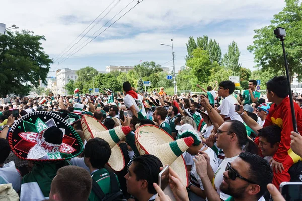 Rostov-on-Don / Rusya - 23 Haziran 2018: fanlar ve gönüllü bir sürü Rostov-on-Don sokaklar Kore-Meksika Dünya Kupası 2018 maçtan önce boyunca yürüme