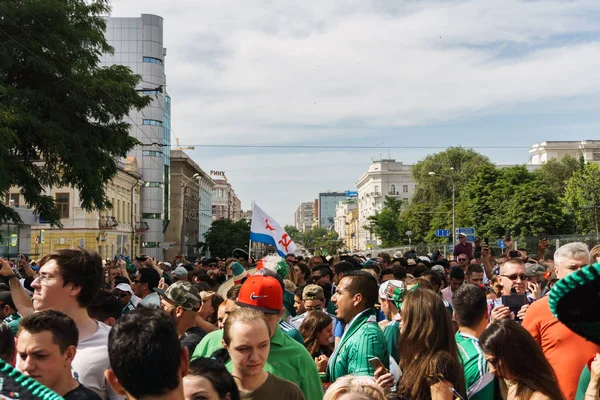 Rostov-on-Don / Rusya - 23 Haziran 2018: fanlar ve gönüllü bir sürü Rostov-on-Don sokaklar Kore-Meksika Dünya Kupası 2018 maçtan önce boyunca yürüme