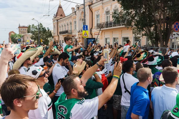 Rostov-on-Don / Rusya - 23 Haziran 2018: fanlar ve gönüllü bir sürü Rostov-on-Don sokaklar Kore-Meksika Dünya Kupası 2018 maçtan önce boyunca yürüme