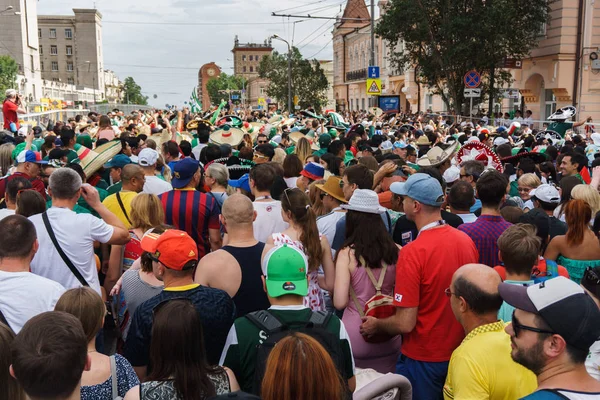 Rostov-on-Don / Rusya - 23 Haziran 2018: fanlar ve gönüllü bir sürü Rostov-on-Don sokaklar Kore-Meksika Dünya Kupası 2018 maçtan önce boyunca yürüme