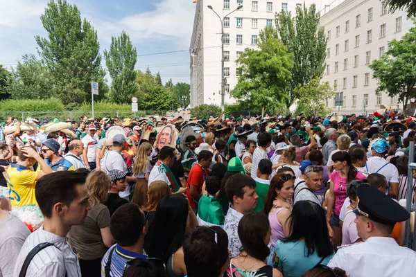Rostov-on-Don / Rusya - 23 Haziran 2018: fanlar ve gönüllü bir sürü Rostov-on-Don sokaklar Kore-Meksika Dünya Kupası 2018 maçtan önce boyunca yürüme
