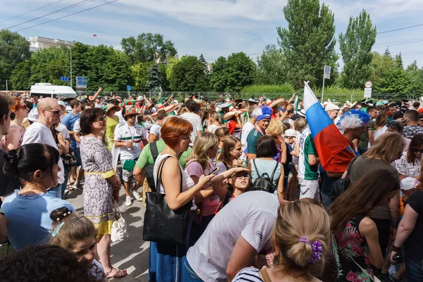 Rostov-on-Don / Rusya - 23 Haziran 2018: fanlar ve gönüllü bir sürü Rostov-on-Don sokaklar Kore-Meksika Dünya Kupası 2018 maçtan önce boyunca yürüme