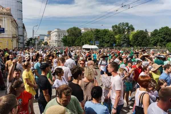 Rostov-on-Don / Rusya - 23 Haziran 2018: fanlar ve gönüllü bir sürü Rostov-on-Don sokaklar Kore-Meksika Dünya Kupası 2018 maçtan önce boyunca yürüme