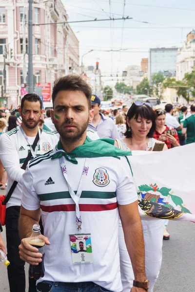 Rostov-on-Don / Rusya - 23 Haziran 2018: fanlar ve gönüllü bir sürü Rostov-on-Don sokaklar Kore-Meksika Dünya Kupası 2018 maçtan önce boyunca yürüme