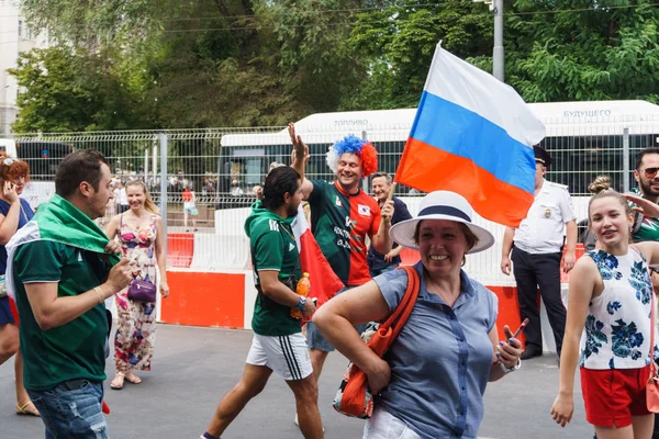 Rostov-on-Don / Rusya - 23 Haziran 2018: fanlar ve gönüllü bir sürü Rostov-on-Don sokaklar Kore-Meksika Dünya Kupası 2018 maçtan önce boyunca yürüme