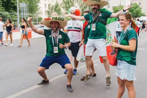 Rostov-on-Don / Rusya - 23 Haziran 2018: fanlar ve gönüllü bir sürü Rostov-on-Don sokaklar Kore-Meksika Dünya Kupası 2018 maçtan önce boyunca yürüme