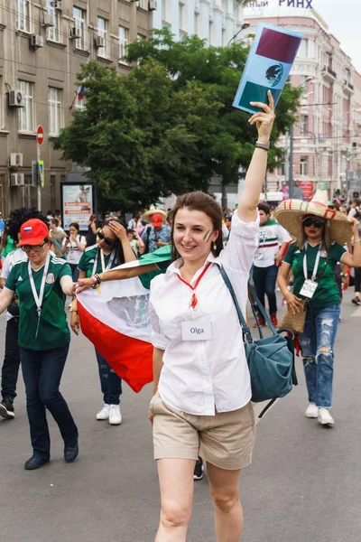 Rostov-on-Don / Rusya - 23 Haziran 2018: fanlar ve gönüllü bir sürü Rostov-on-Don sokaklar Kore-Meksika Dünya Kupası 2018 maçtan önce boyunca yürüme