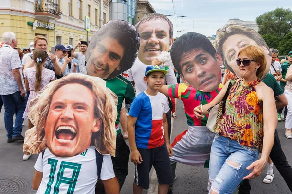 Rostov-on-Don / Rusya - 23 Haziran 2018: fanlar ve gönüllü bir sürü Rostov-on-Don sokaklar Kore-Meksika Dünya Kupası 2018 maçtan önce boyunca yürüme