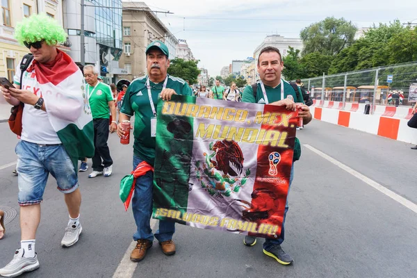 Rostov-on-Don / Rusya - 23 Haziran 2018: fanlar ve gönüllü bir sürü Rostov-on-Don sokaklar Kore-Meksika Dünya Kupası 2018 maçtan önce boyunca yürüme