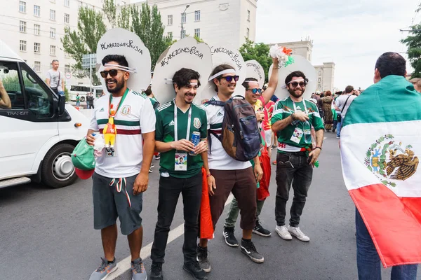 Rostov-on-Don / Rusya - 23 Haziran 2018: fanlar ve gönüllü bir sürü Rostov-on-Don sokaklar Kore-Meksika Dünya Kupası 2018 maçtan önce boyunca yürüme