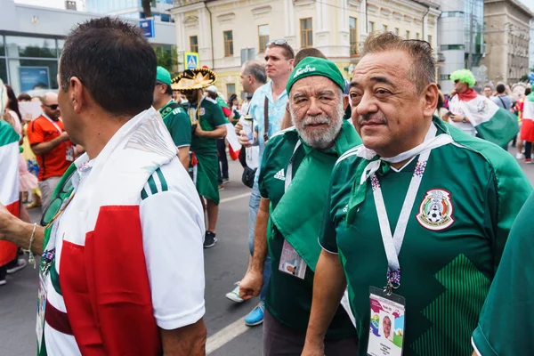Rostov-on-Don / Rusya - 23 Haziran 2018: fanlar ve gönüllü bir sürü Rostov-on-Don sokaklar Kore-Meksika Dünya Kupası 2018 maçtan önce boyunca yürüme