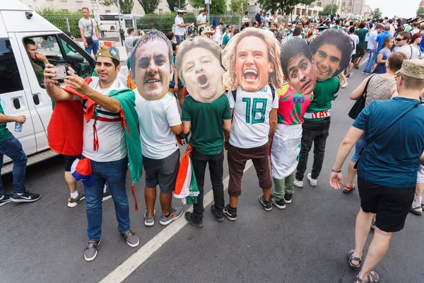 Rostov-on-Don / Rusya - 23 Haziran 2018: fanlar ve gönüllü bir sürü Rostov-on-Don sokaklar Kore-Meksika Dünya Kupası 2018 maçtan önce boyunca yürüme